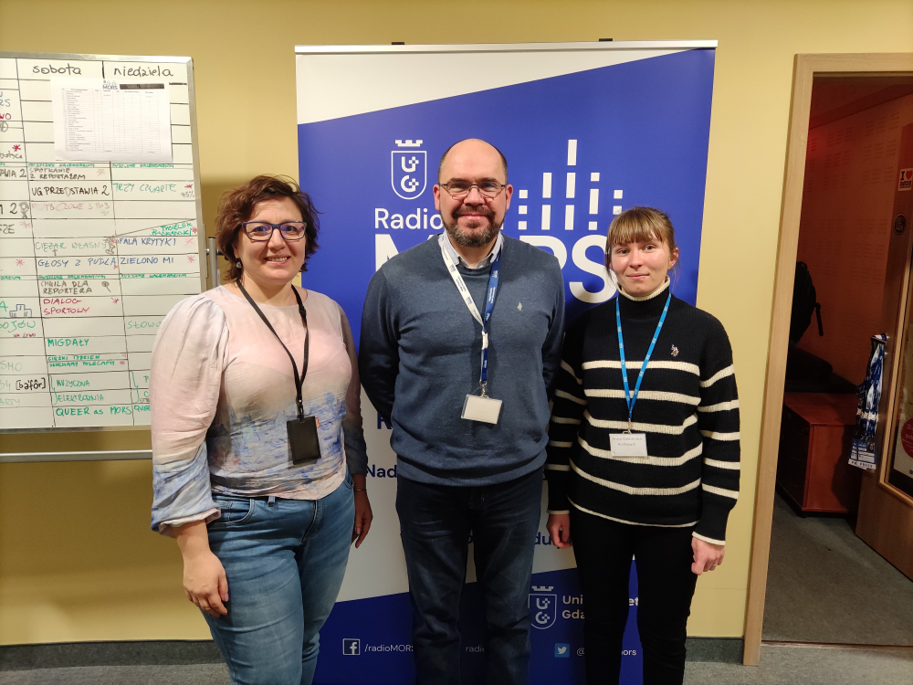 Dr Monika Płuciennik, dr Maciej Goniszewski i Anna Siekierska w studiu Radia MORS.