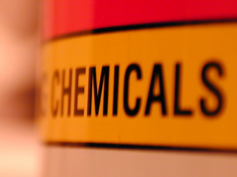 Słowo chemicals na pojemniku Fot. Freeimages