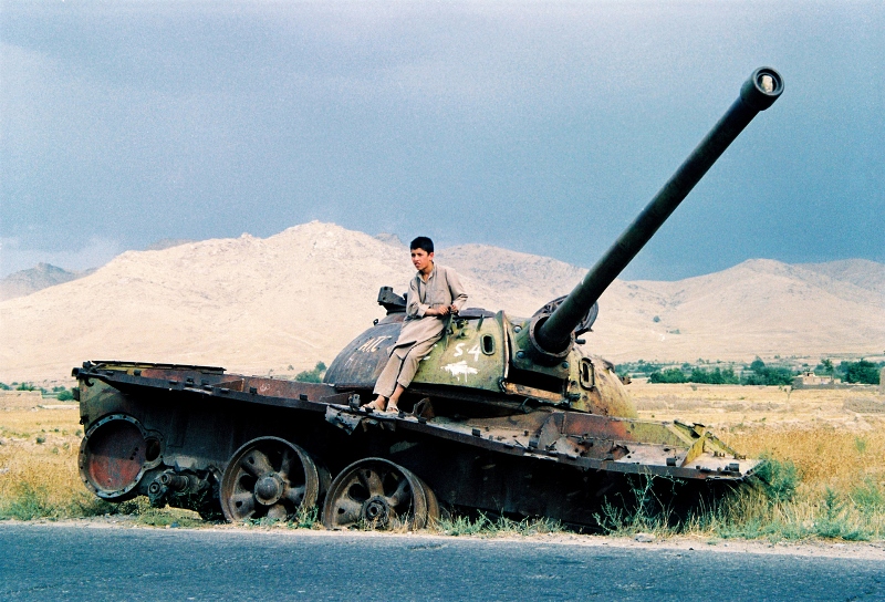Chłopiec na zniszczonym czołgu w Afganistanie Fot. Freeimages