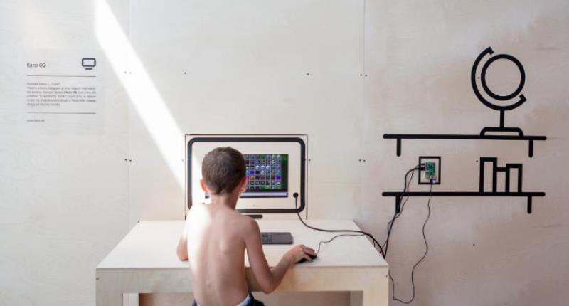 Dziecko przez komputerem