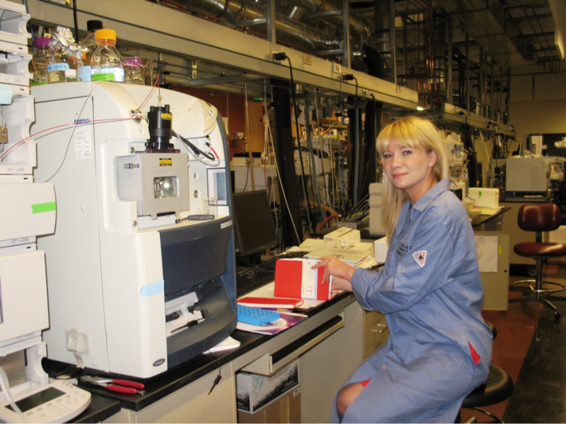 Joanna Karczewska-Golec podczas stażu naukowego w Mass Spec Laboratory na Stanford University