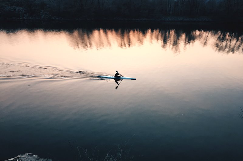 Kajakarz na rzece. Photo by Alexandr Grebelnik on Unsplash