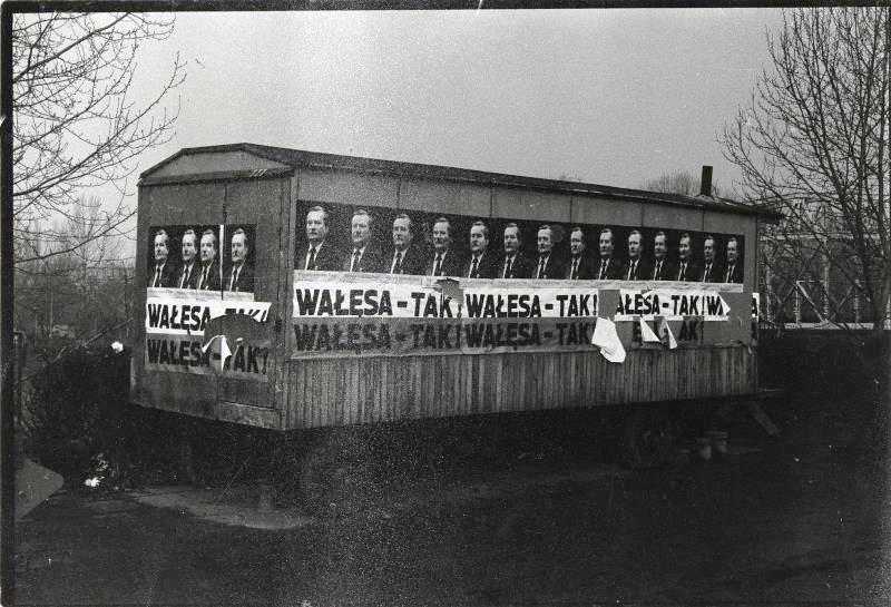 Fotografia związana z I wolnymi wyborami z hasłem "Wałęsa-TAK!" na wagonie kolejowym Fot. Maciej Jawornicki/Wikipedia