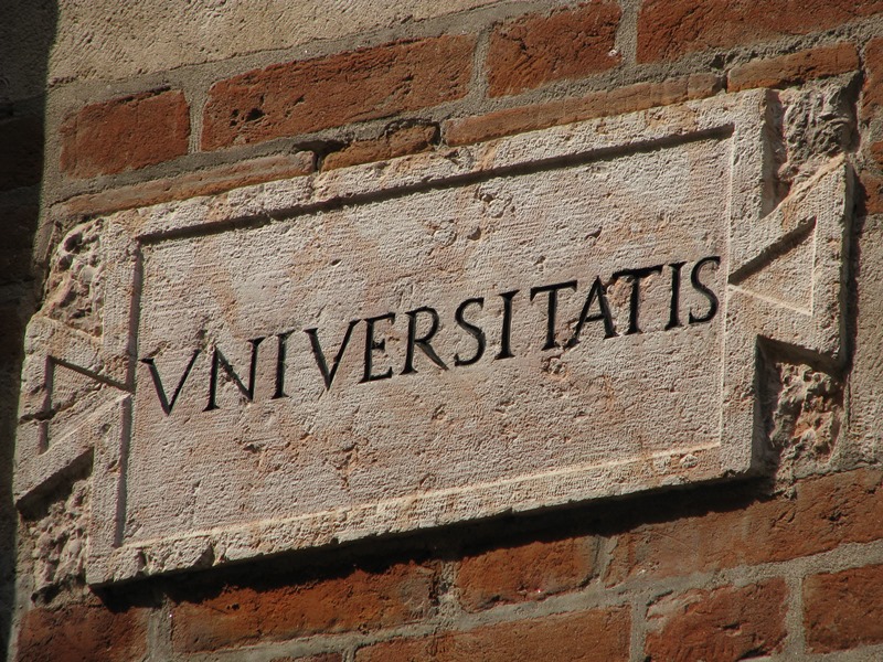 Tabliczka z napisem "Universitatis". Fot. Freeimages
