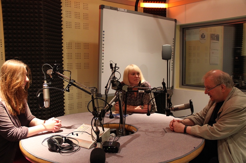 Joanna Łaszcz, Anita Lewandowska i Aleksander Hall w studiu Radia MORS