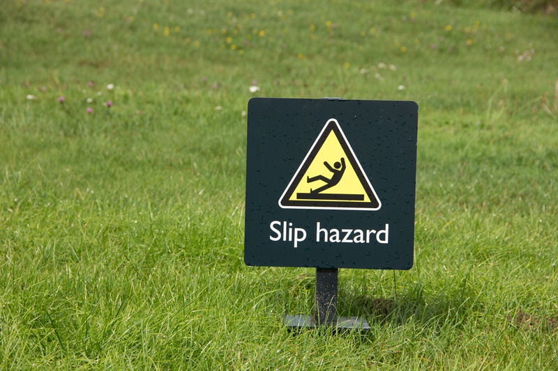 Znak ostrzegający przed ryzykiem poślizgu