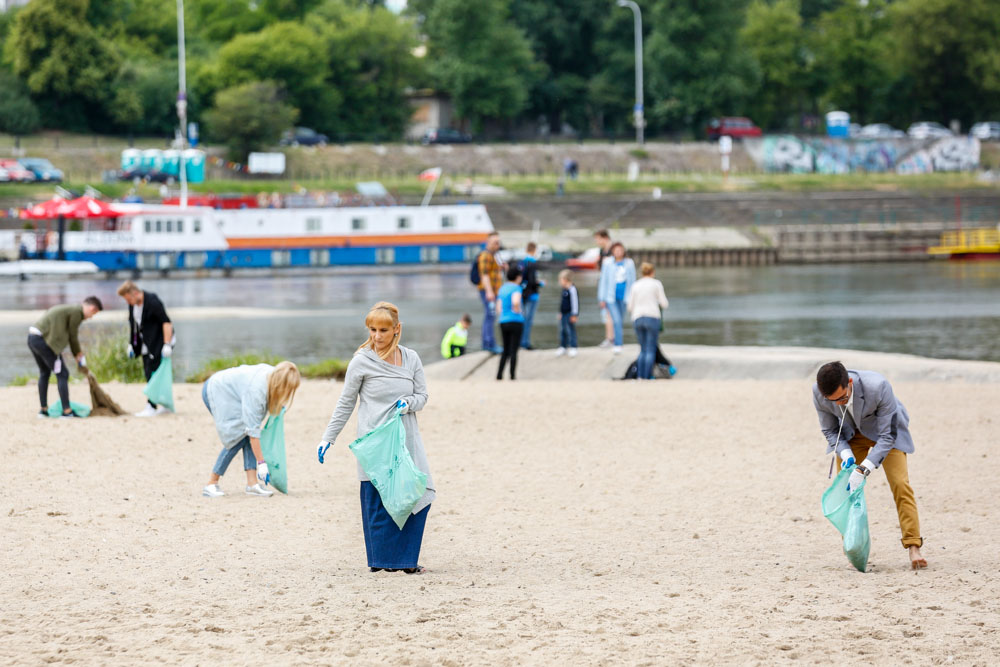 Sprzątanie plaży nad Wisłą w Warszawie