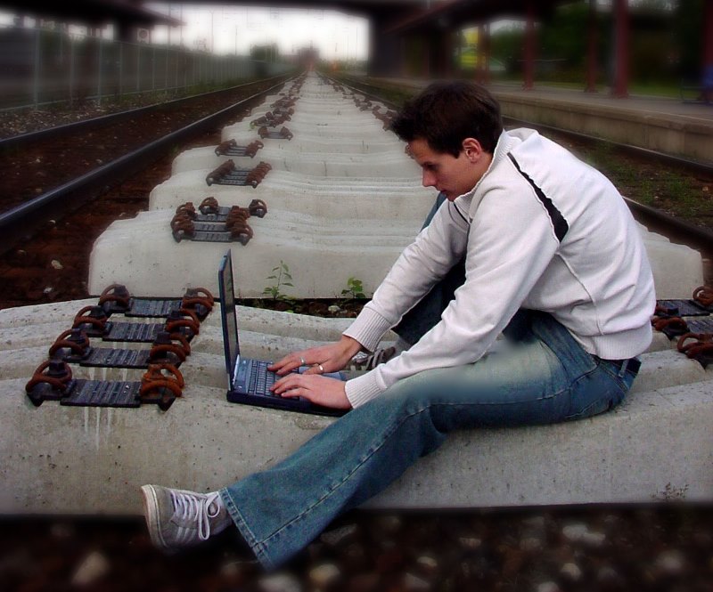 Przed laptopem na podkładach kolejowych Fot. Freeimages