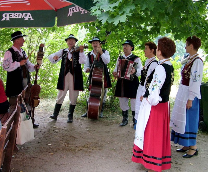 Zespół folklorystyczny w kaszubskich strojach ludowych w Kaszubskim Parku Etnograficznym Fot. Stako/Wikipedia