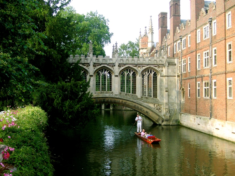 Łódka pod Mostem Westchnień w Cambridge Fot. Freeimages