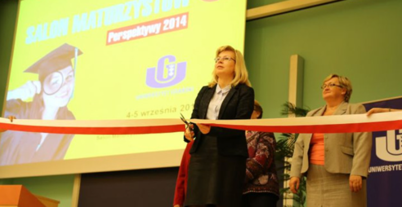 Prof. UG, dr hab. Anna Machnikowska Prorektor ds. Kształcenia, przecina wstęgę inaugurując Salon Maturzystów w 2014 roku.