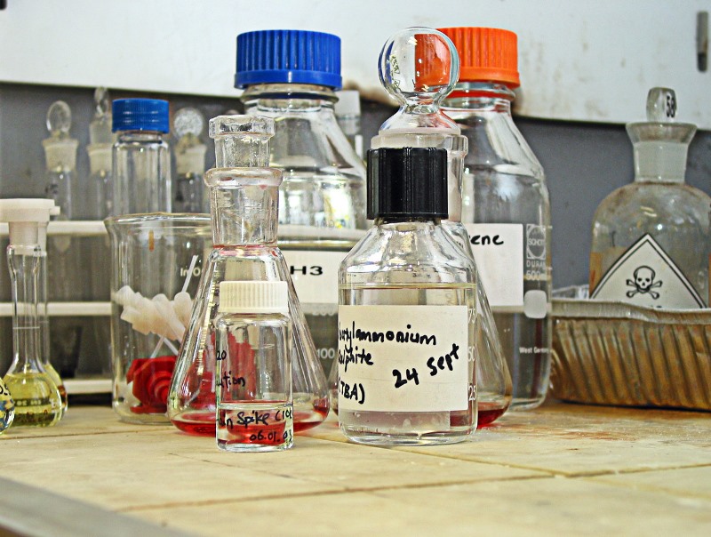 laboratorium chemiczne Fot. Freeimages