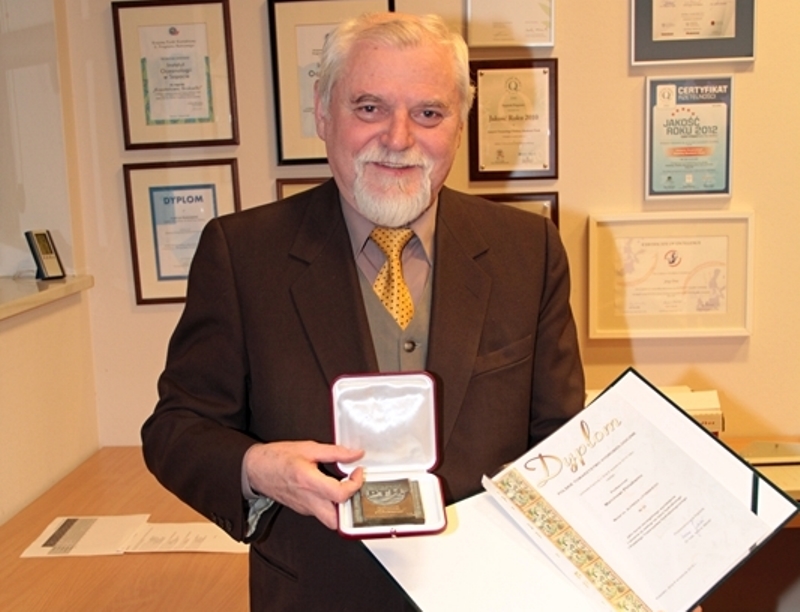 Prof. Marcin Pliński prezentuje medal