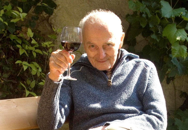 Starszy człowiek z kieliszkiem wina Fot. Freeimages