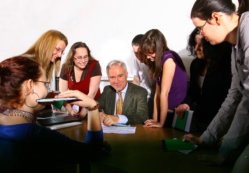 Prof. Jerzy Limon wśród studentów