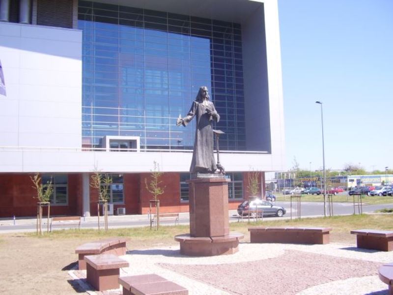 Pomnik Krzysztofa Celestyna Mrongowiusza przed Biblioteką Główną UG