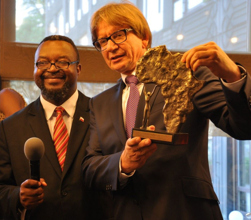 Poseł John Abraham Godson i Roman Kinda z nagrodą „Przyjaciel Afryki” za rok 2014 podczas Dnia Polsko-Afrykańskiego w Sejmie RP.