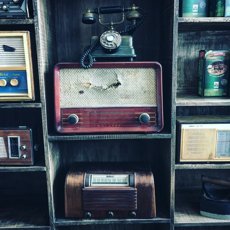 Półka ze starymi odbiornikami radiowymi Fot. Felipe Belluco/Unsplash