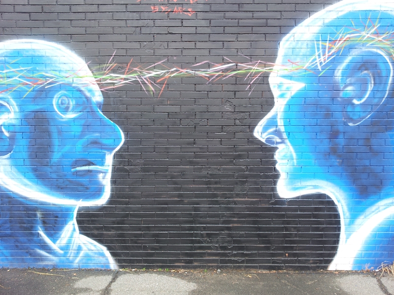 Grafiti - dwie głowy połączone kolorowym wzorem Fot. Chris Barbalis/Unsplash