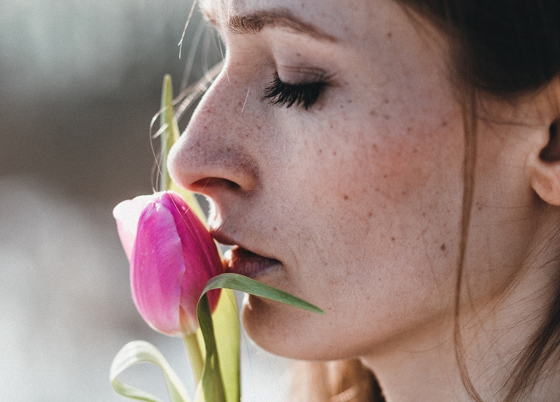 Kobieta wąchająca tulipana Fot. Freestocks/Unsplash