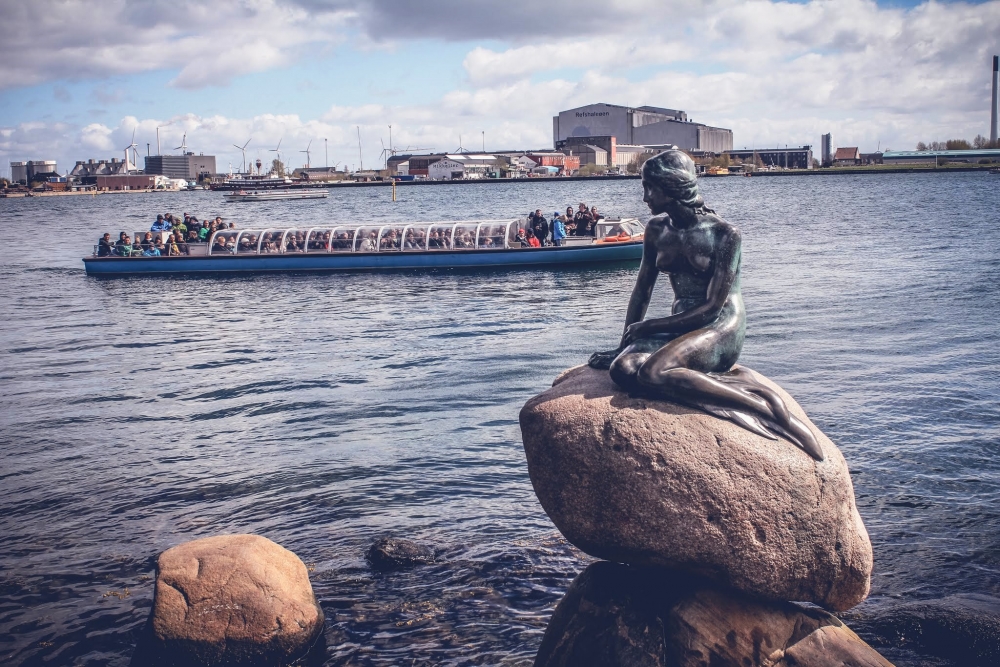 Kopenhaska syrenka, w tle statek wycieczkowy