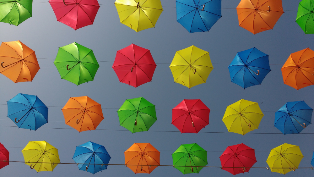 Różnokolorowe parasole Fot. Alejandro Garrido Navarro/Unsplash