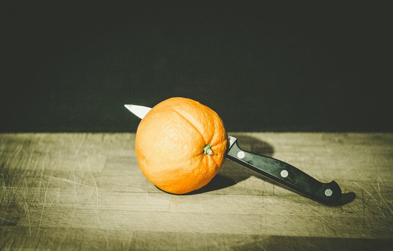 Pomarańcza przebita nożem Photo by Rubén Bagüés on Unsplash