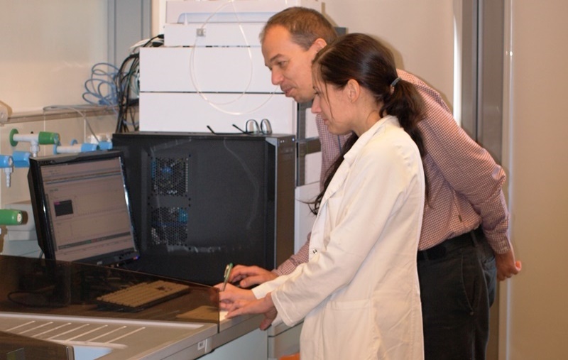 Prof. dr hab. Adam Lesner oraz dr Natalia Gruba w laboratorium