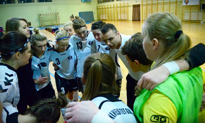 Zawodniczki AZS UG Futsal Ladies z trenerem