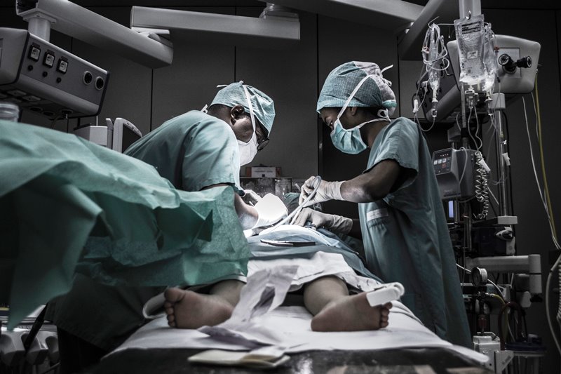 Operacja chirurgiczna Photo by Piron Guillaume on Unsplash