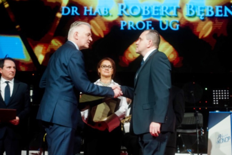 Prof. R. Bęben odbiera nagrodę z rąk wicepremiera J. Gowina