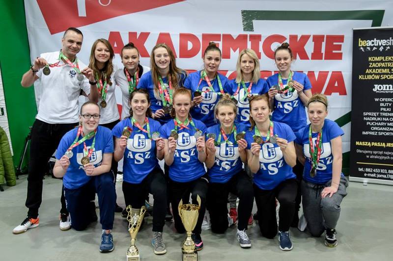 Drużyna AZS Futsal kobiet z medalami.