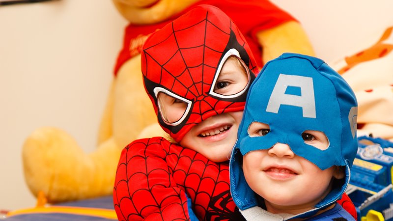 Dzieci przebrane za Spidermana i Kapitana Amerykę Fot. Photo by Steven Libralon on Unsplash