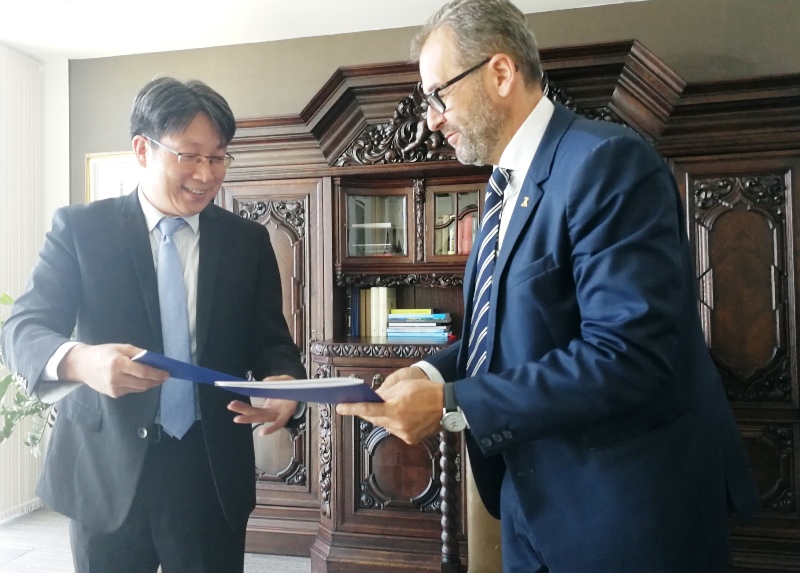Prof. Kan Yunchao i prof. dr hab. Piotr Stepnowski po podpisaniu umowy