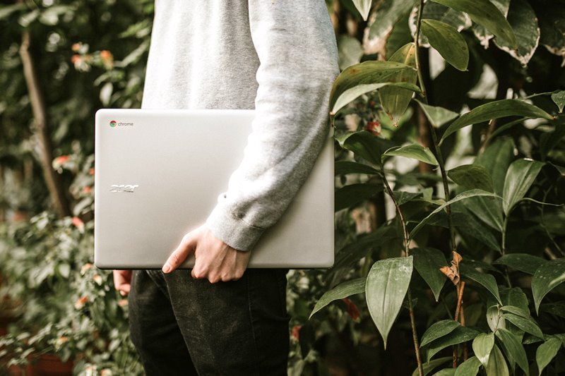 Człowiek z laptopem w lesie Photo by Felix Russell-Saw on Unsplash