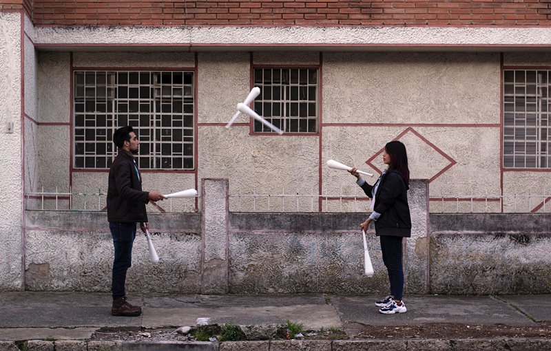 Żonglerzy Photo by Andrés Gómez on Unsplash