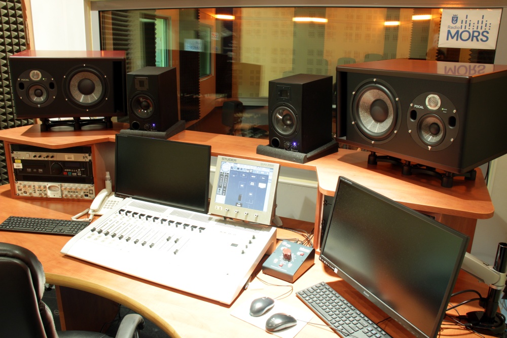 studio radiowe, widok z reżyserni