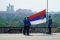 Wciągnięcie serbskiej flagi na maszt w Belgradzie, Photo by Ivan Aleksic on Unsplash