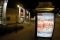 Przystanek autobusowy z plakatem reklamującym kampanię Rowerem do pracy