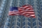 Flaga USA na tle wieżowca Fot. Freeimages