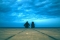 Dwoje ludzi rozmawia na tle nieba Fot. Korney Violin/Unsplash