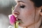 Kobieta wąchająca tulipana Fot. Freestocks/Unsplash