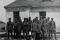 Żołnierze przed dworcem Westerplatte - archiwalne zdjęcie