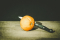 Pomarańcza przebita nożem Photo by Rubén Bagüés on Unsplash