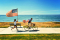Kobieta z flagą USA goni rowerzystę z flagą USA Photo by frank mckenna on Unsplash