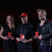 Zdjęcie kobiety i dwóch mężczyzn, trzymających statuetki Konferencji TEDxPolitechnika Gdańska 2025.