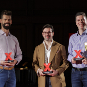 Zdjęcie trzech mężczyzn, trzymających statuetki Konferencji TEDxPolitechnika Gdańska 2025.