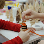 Zdjęcie dzieci tworzących piramidkę w trakcie warsztatów.