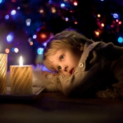 Zdjęcie dziecka przy świecach Fot. Elena Shumilova