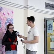 Wywiad ze studentką z Moskwy przed studiem radiowym Radia MORS Fot. Marta Demartin